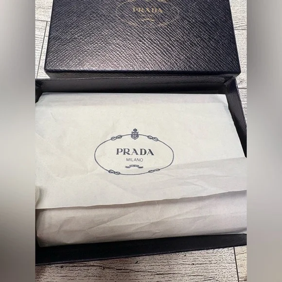💯 Authentic PRADA Saffiano Red Compact Wallet with Box $795 - Picture 15 of 15